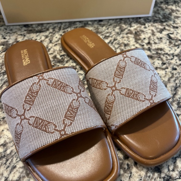 Michael kors slide - Picture 2 of 3